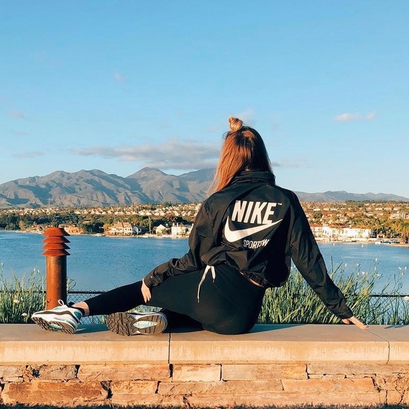 Nike Woven Funnel Neck Pullover Jacket - Picture 2 of 8